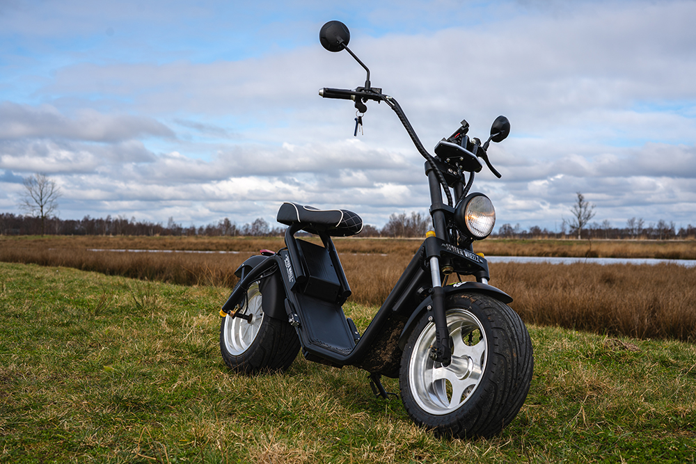 E chopper zonder persoon in de natuur