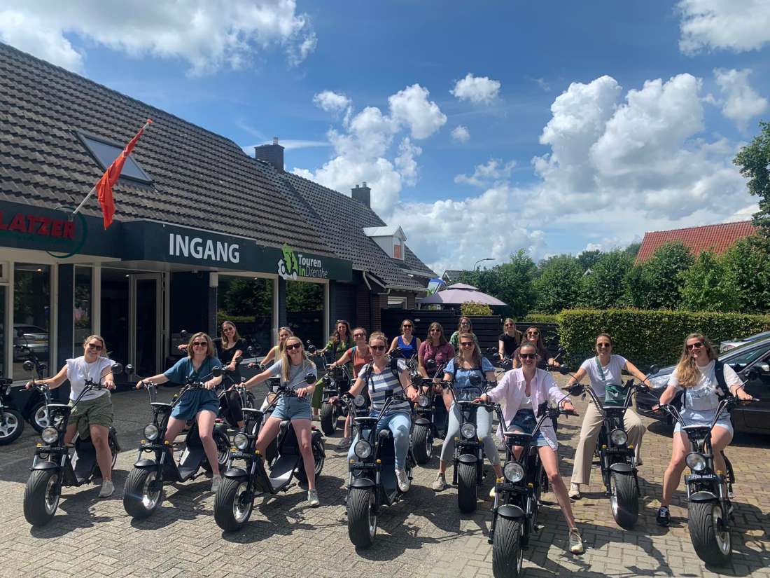 Groep op e-chopper bij pand Touren in Drenthe 3