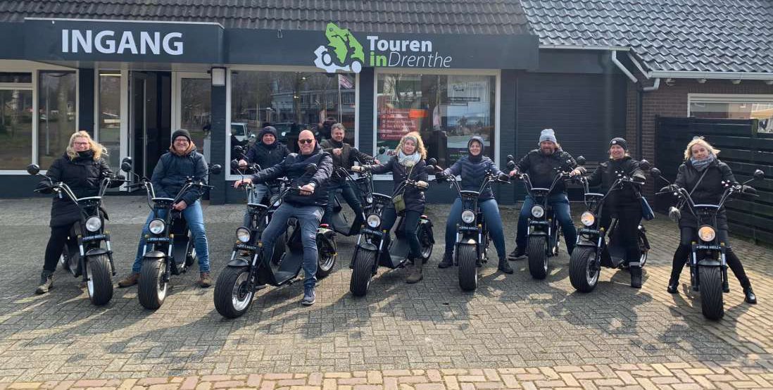 Groep op e-chopper bij pand Touren in Drenthe in Weiteveen