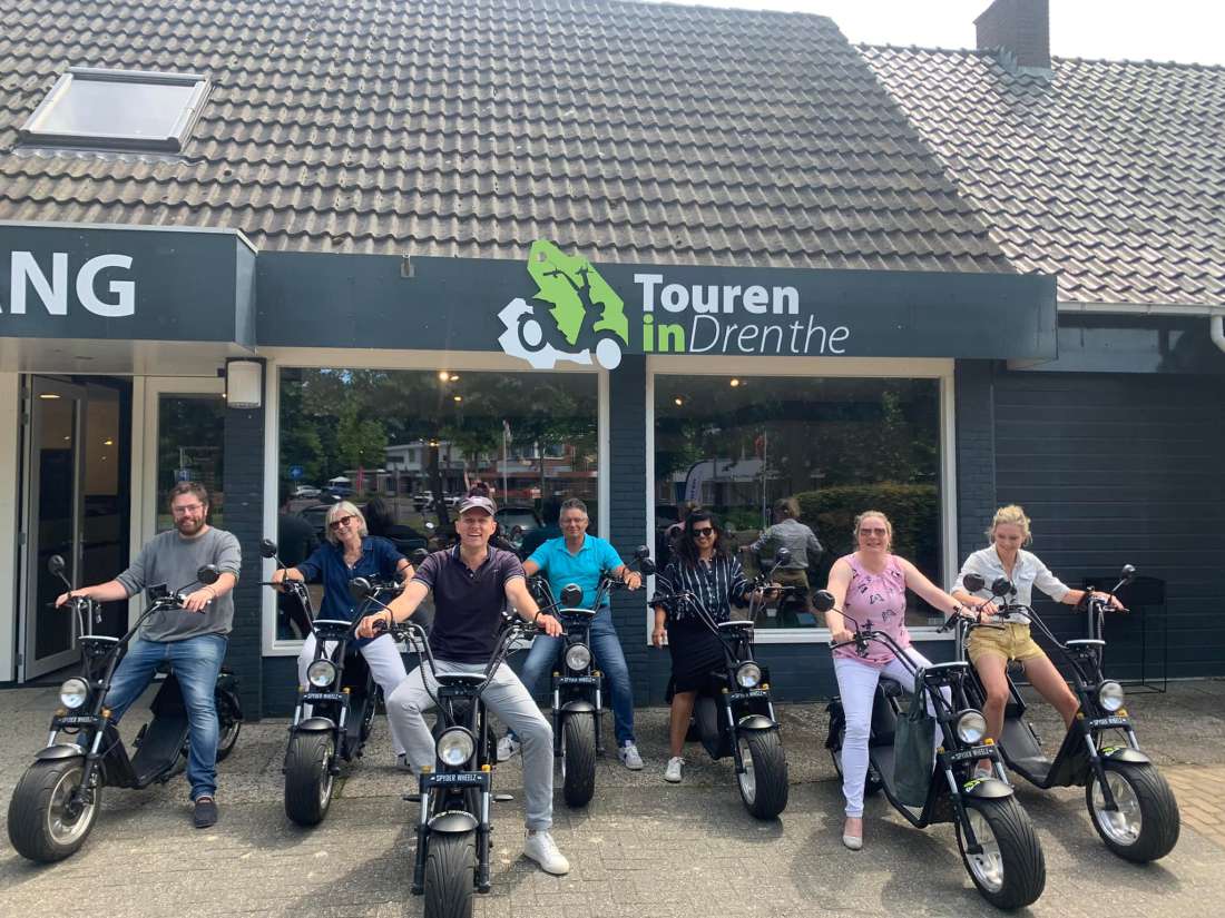 Groep op e-chopper bij pand Touren in Drenthe