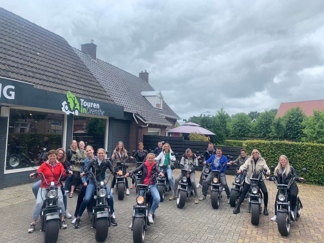 Grote Groep op e-chopper bij pand Touren in Drenthe 2