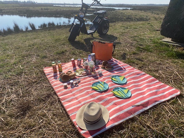 sfeerfoto picknick tijdens bargerveen scooter rit 2