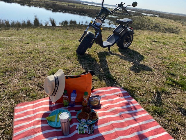 sfeerfoto picknick tijdens bargerveen scooter rit 3