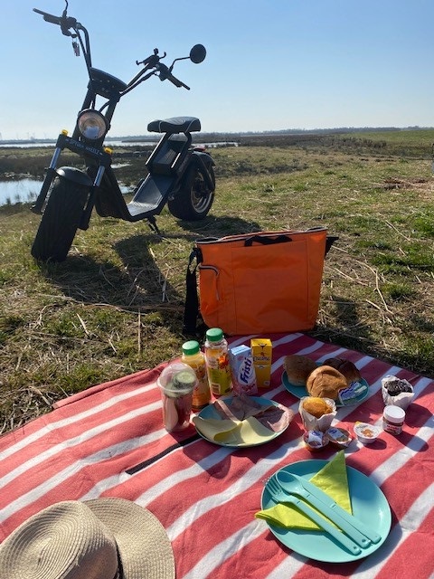 sfeerfoto picknick tijdens bargerveen scooter rit